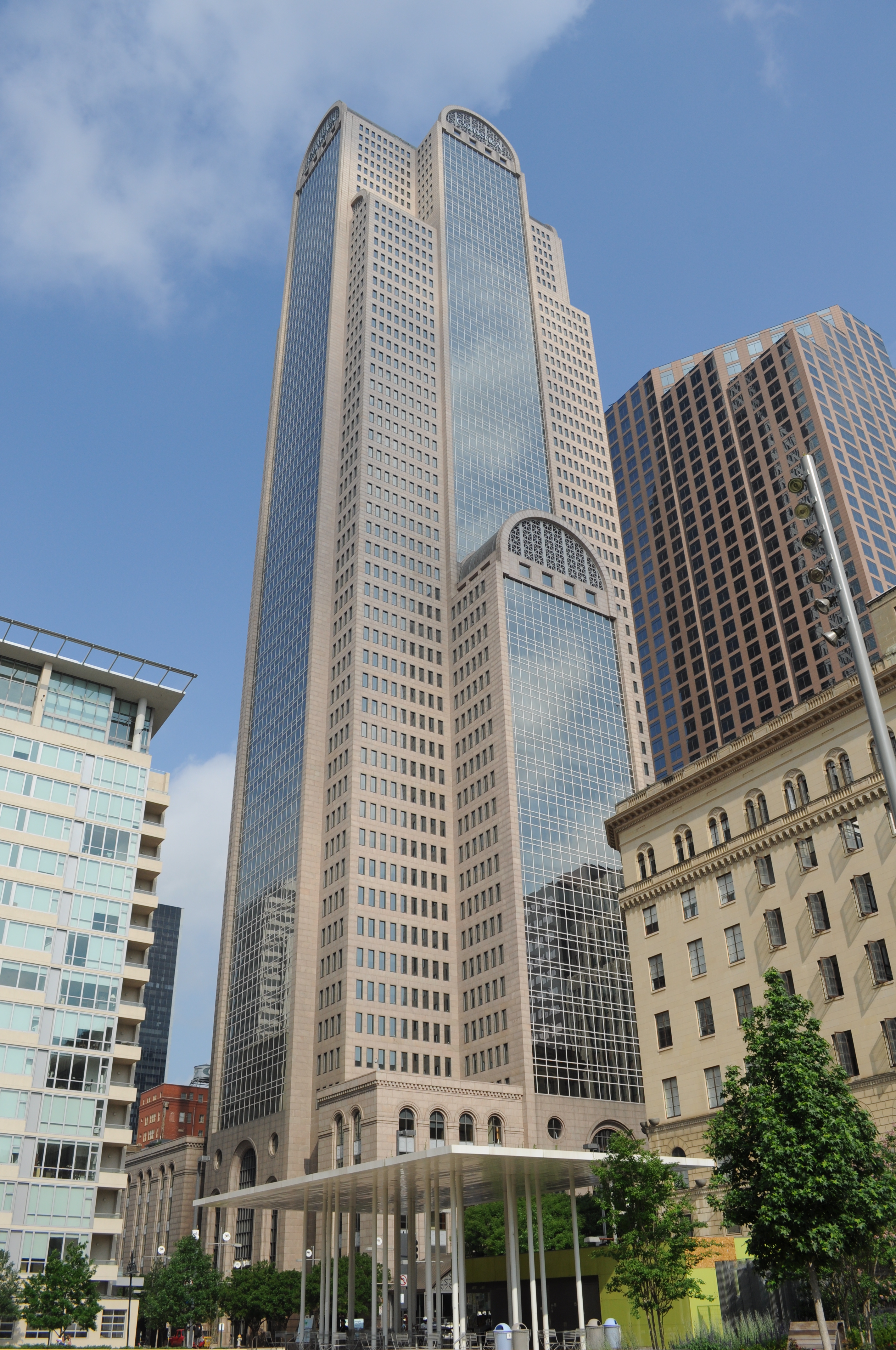 Comerica Bank Tower (daylight)