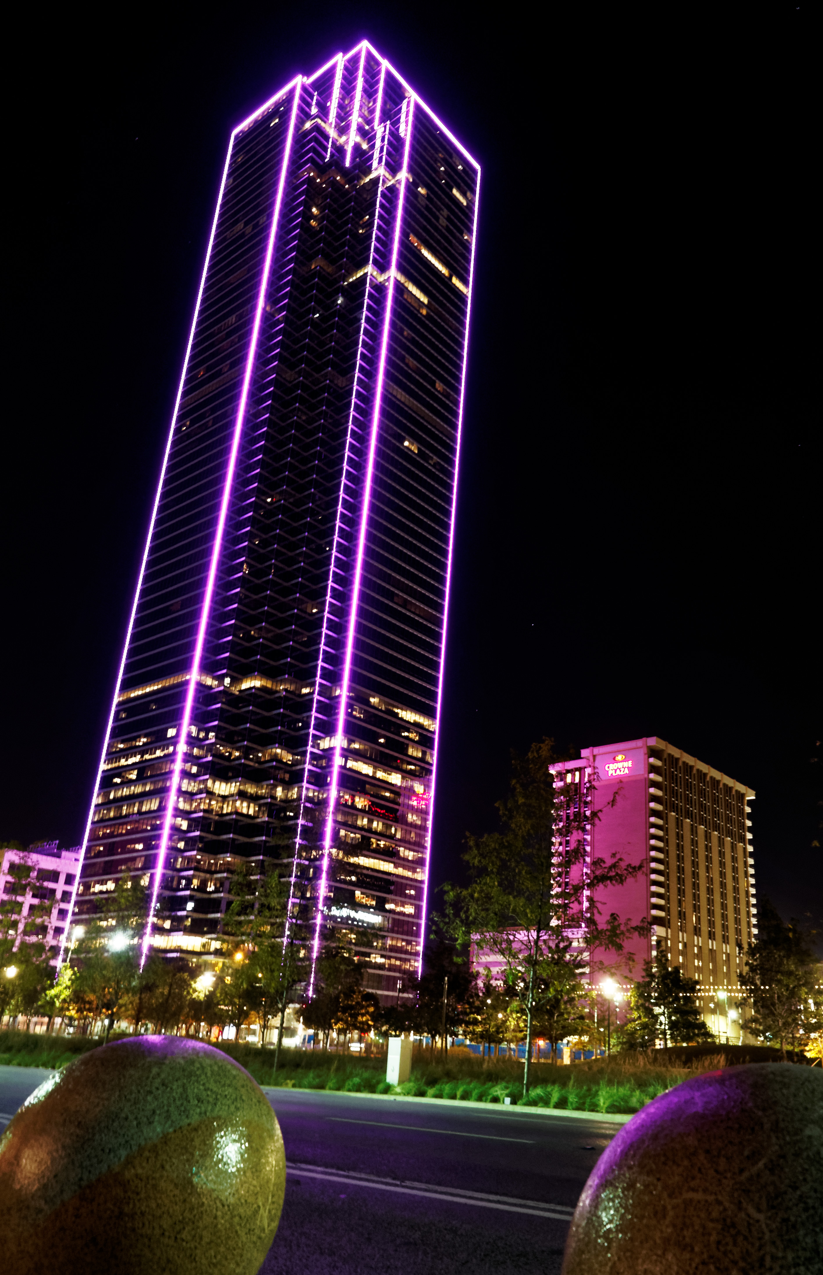 Bank of America Plaza (Dallas) night purple.jpg