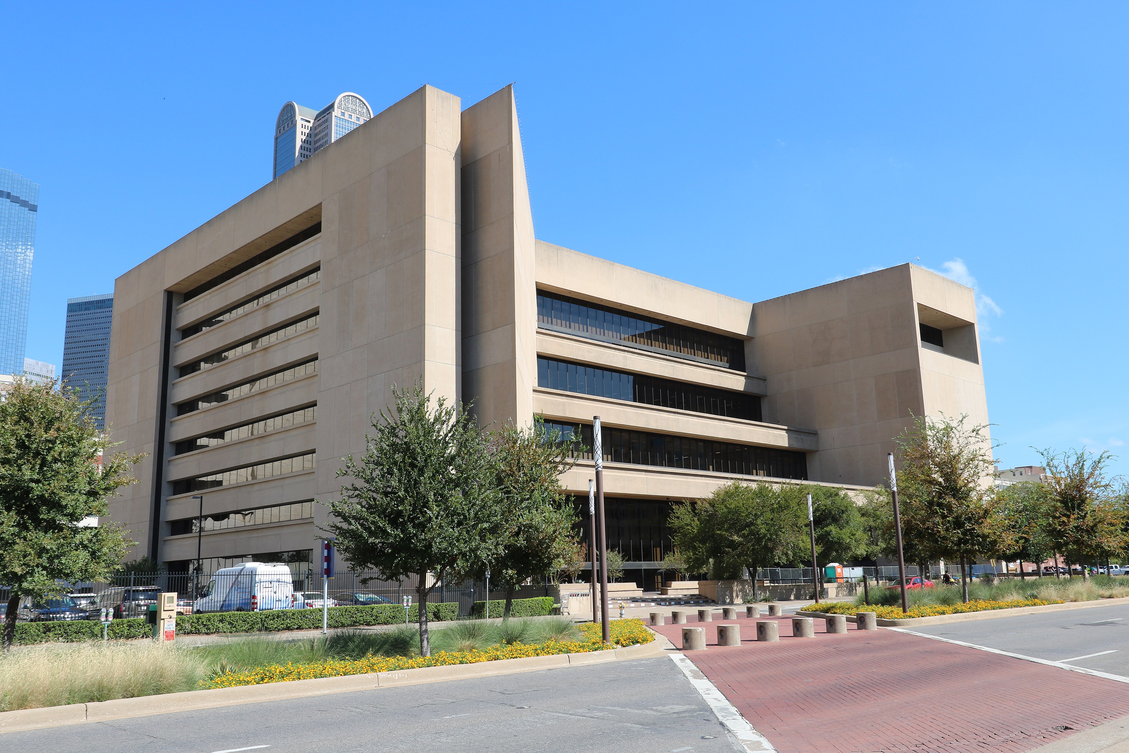 The J. Erik Jonsson Central Library downtown Dallas, TX.jpg