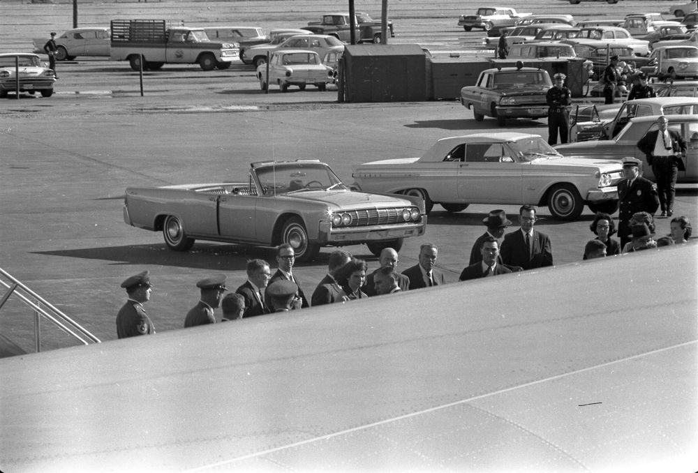 President JFK's casket is transferred to Air Force One at Dallas Love Field (02).jpg