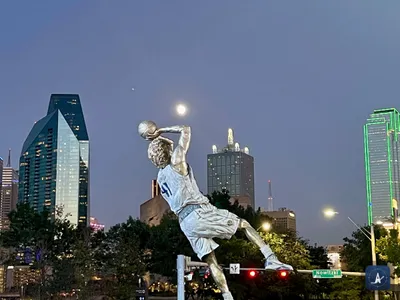 PNC Plaza — Dirk & Modano Statues